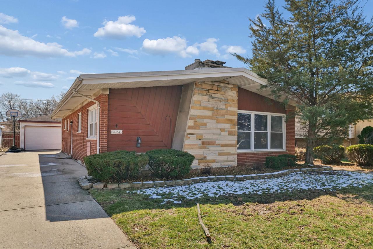 4437 W 100th St., Oak Lawn, IL 60453