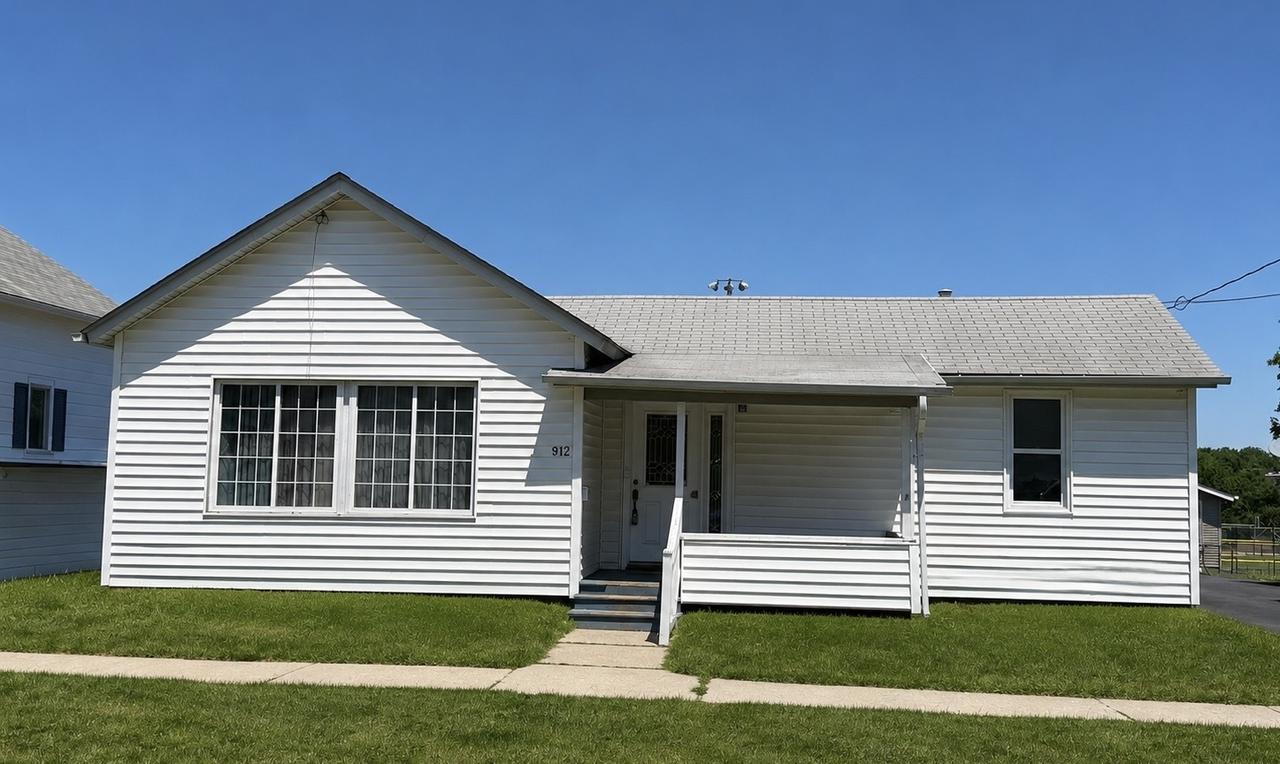912 Solfisburg Ave., Aurora, IL 60505