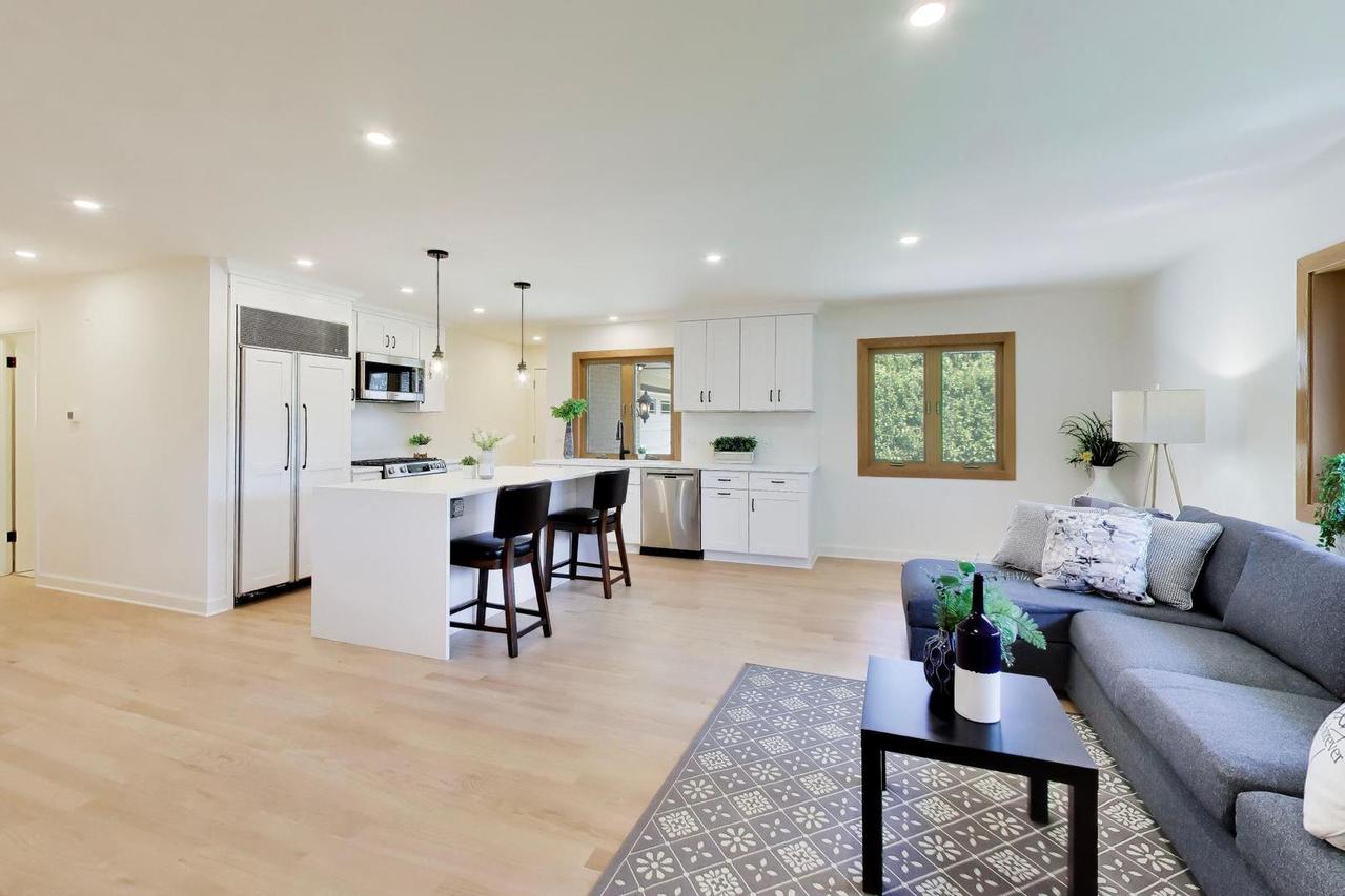 656 Jon Ln., Des Plaines, IL 60016