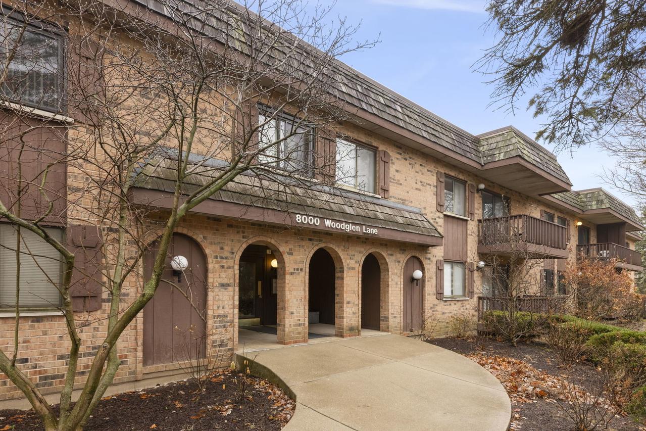 8000 Woodglen Ln. #102, Downers Grove, IL 60516