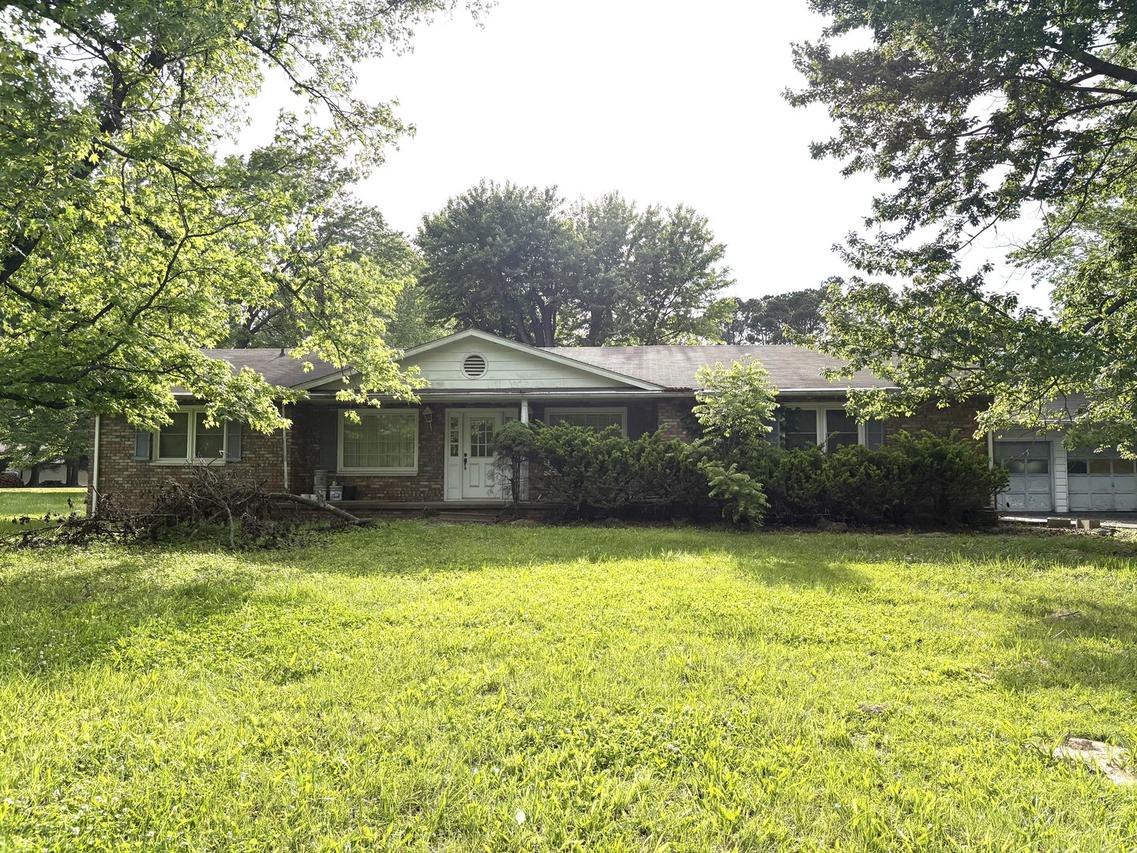 3917 Country Club Rd., Carbondale, IL 62901