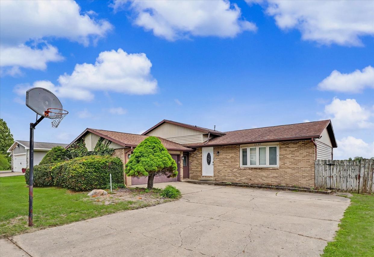 2229 Jeffery Dr., St. Joseph, IL 61873