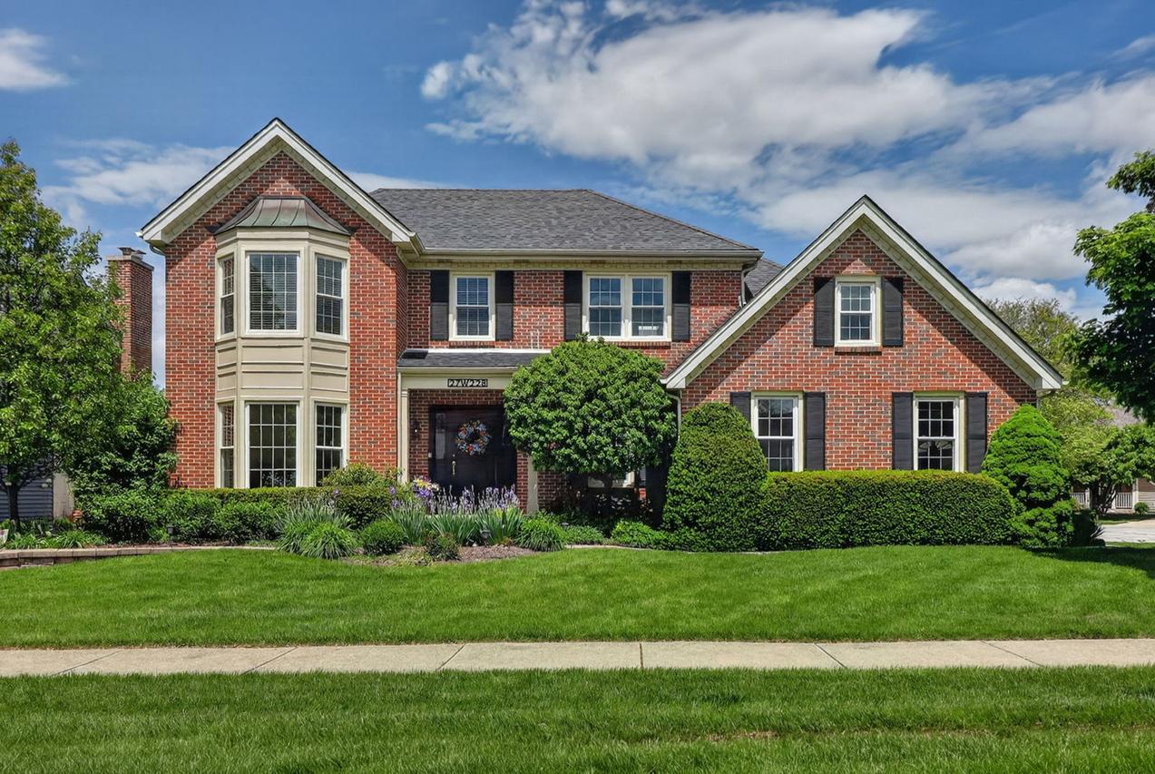 27W228 Heather Ln., Winfield, IL 60190