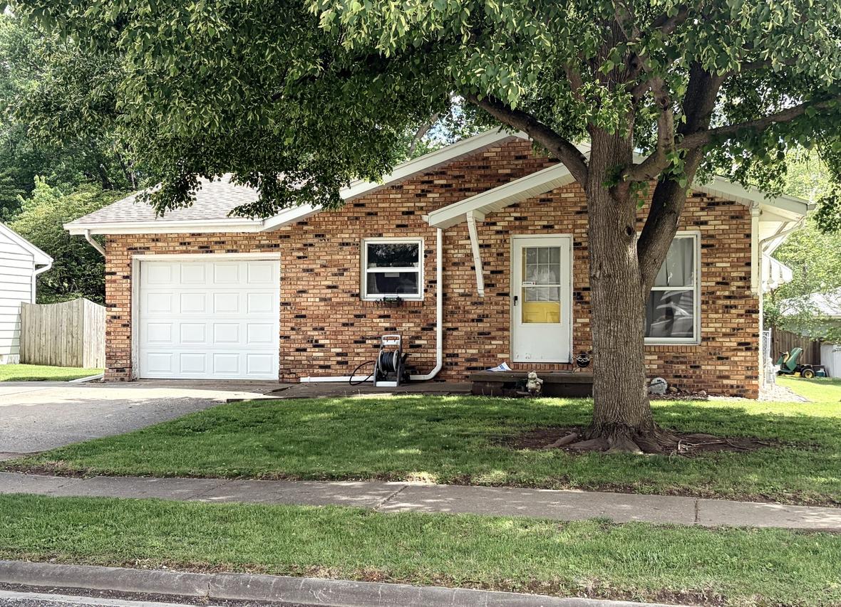 6 Blair Ct., Clinton, IL 61727