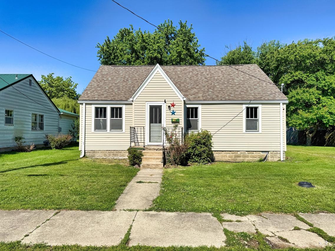426 S Locust St., Flora, IL 62839