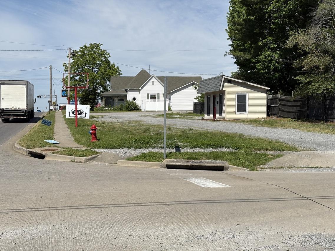 200 W Deyoung St., Marion, IL 62959