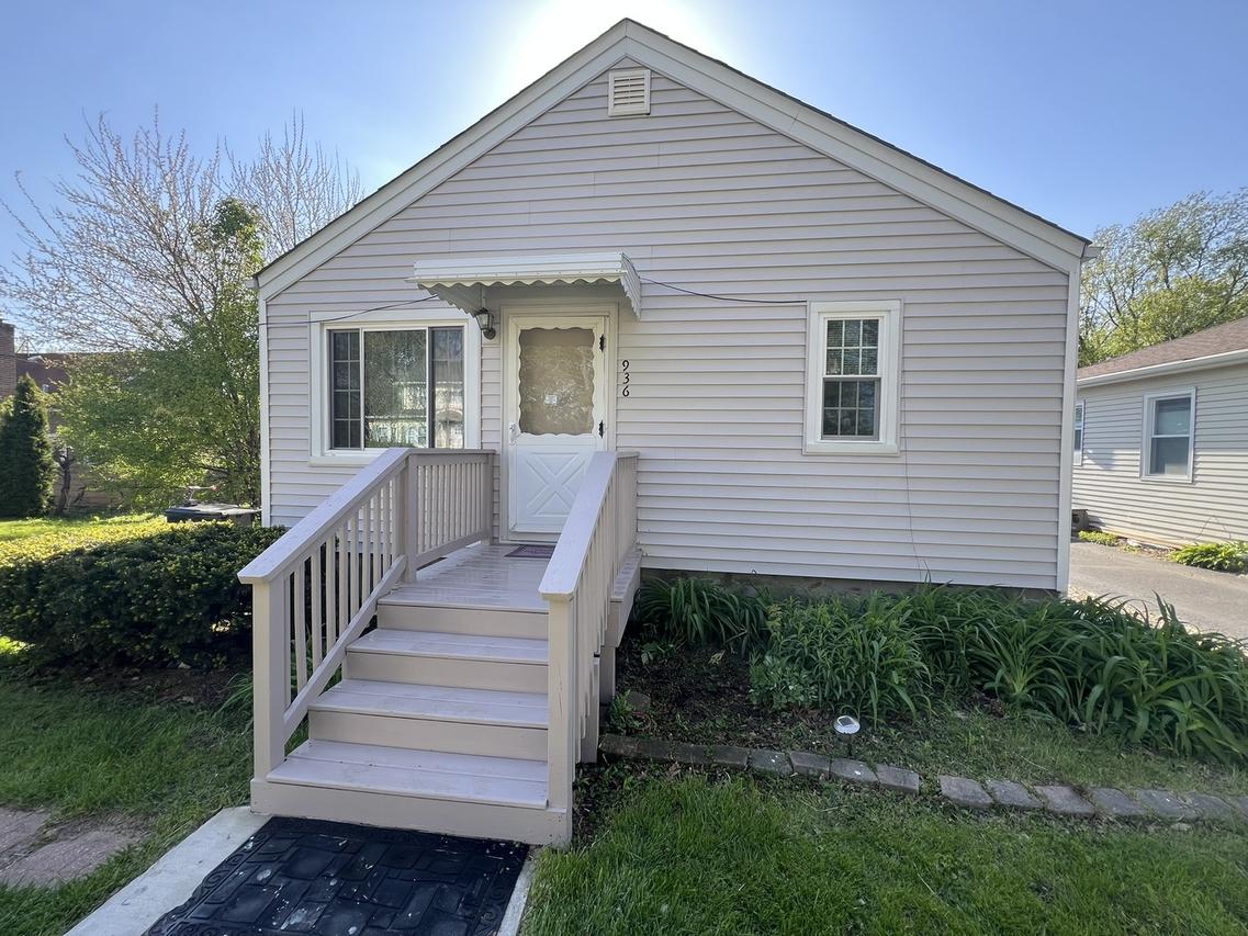 936 Russell Pl., Mundelein, IL 60060