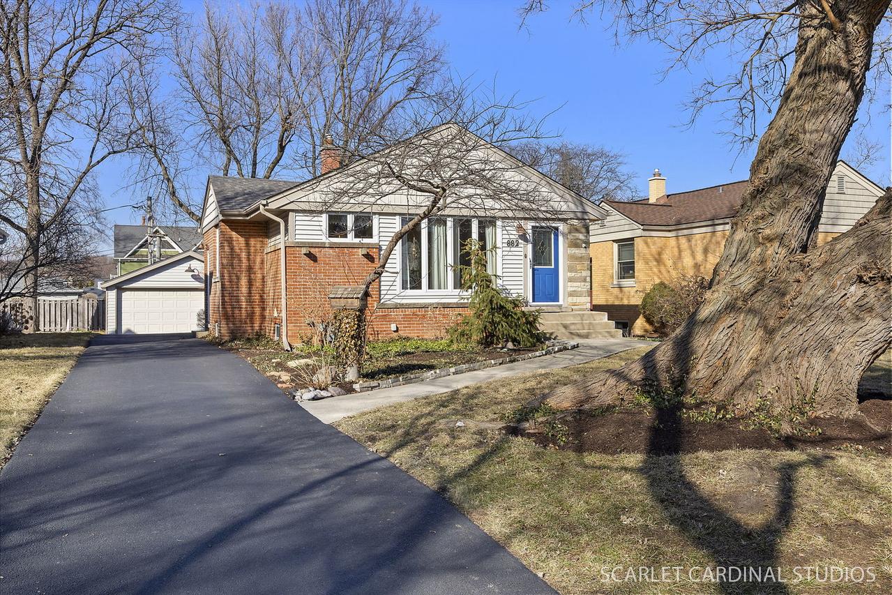 882 Hillside Ave., Glen Ellyn, IL 60137