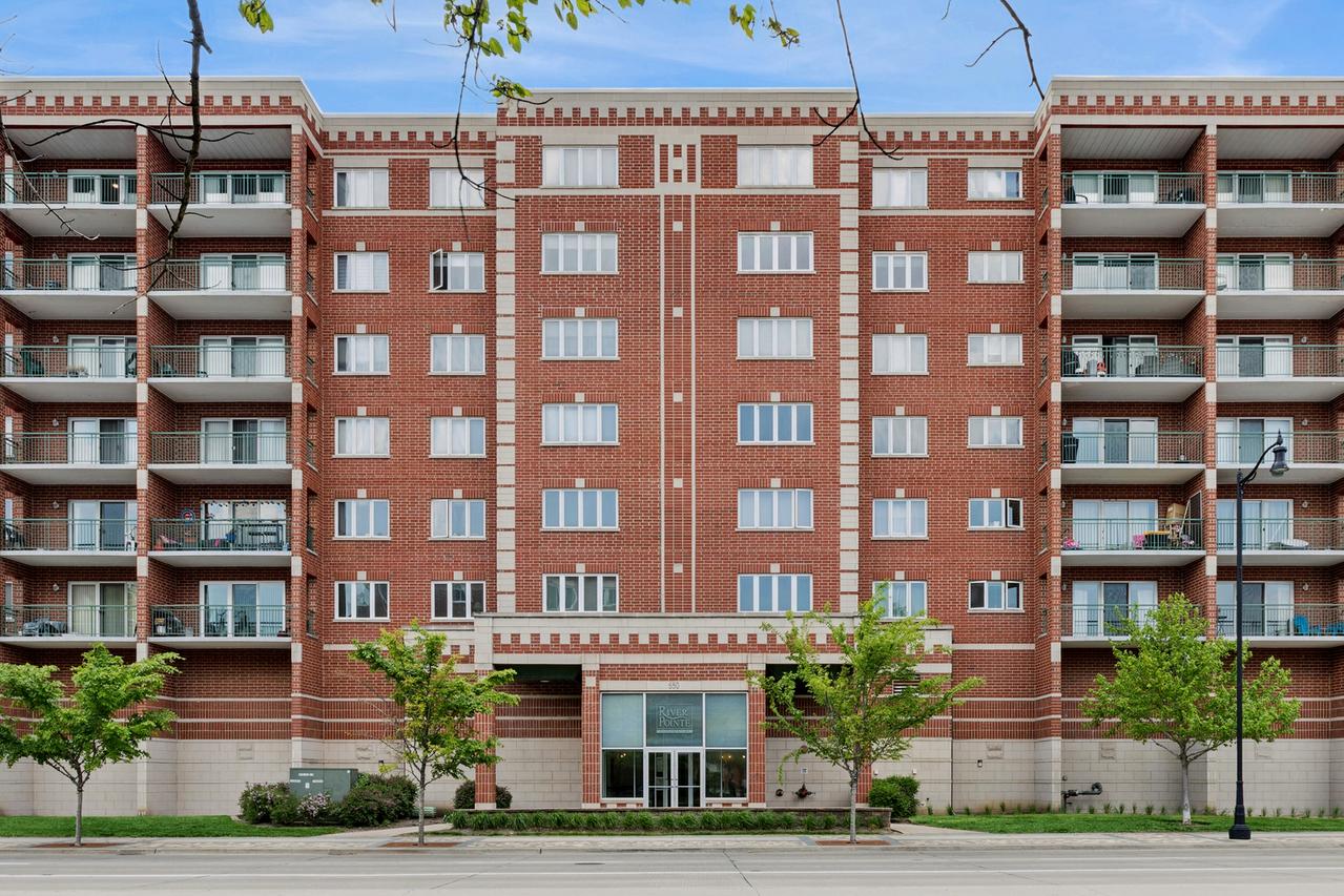 650 S River Rd. #301, Des Plaines, IL 60016