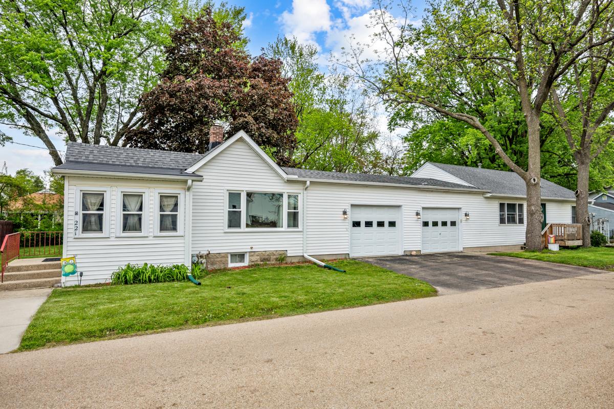 221-223 Ellen St., Sycamore, IL 60178