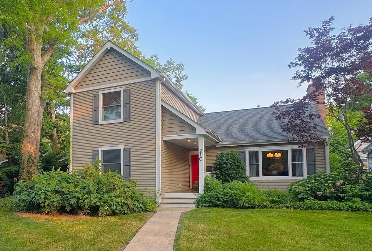210 Woodward Ave., Geneva, IL 60134