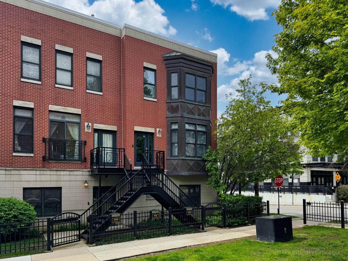 953 W College Pkwy., Chicago, IL 60608