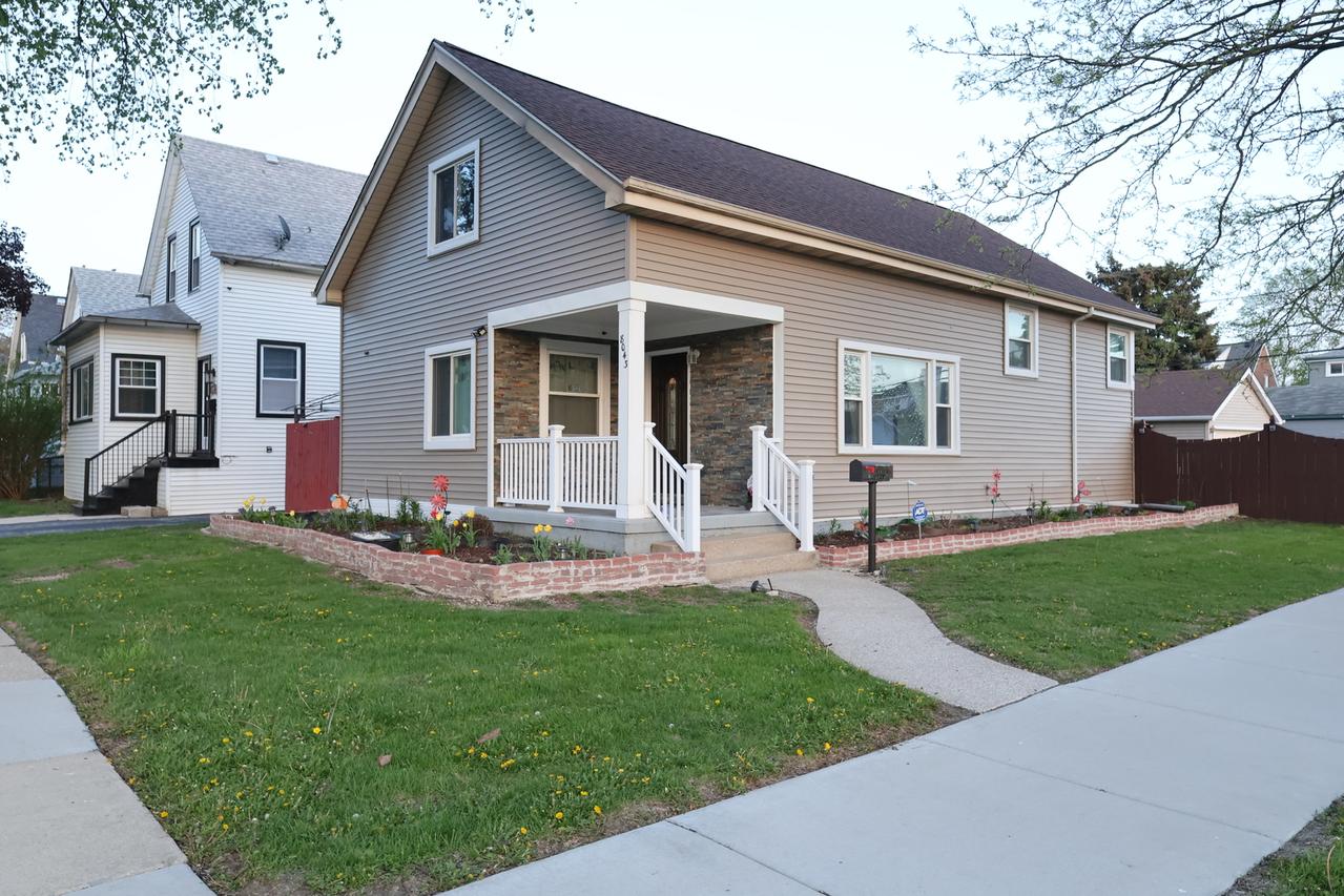 8043 Salisbury Ave., Lyons, IL 60534