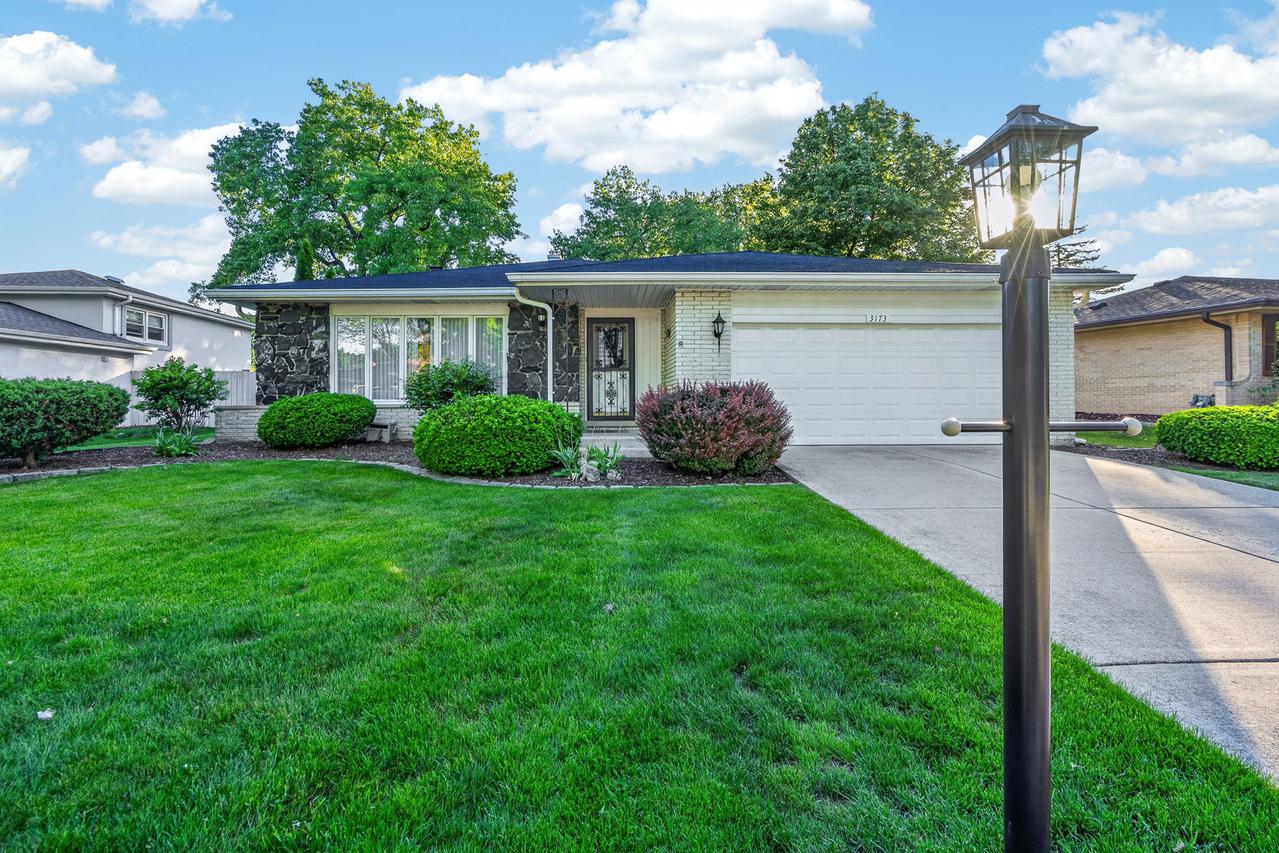 3173 Grandview Pl., Darien, IL 60561