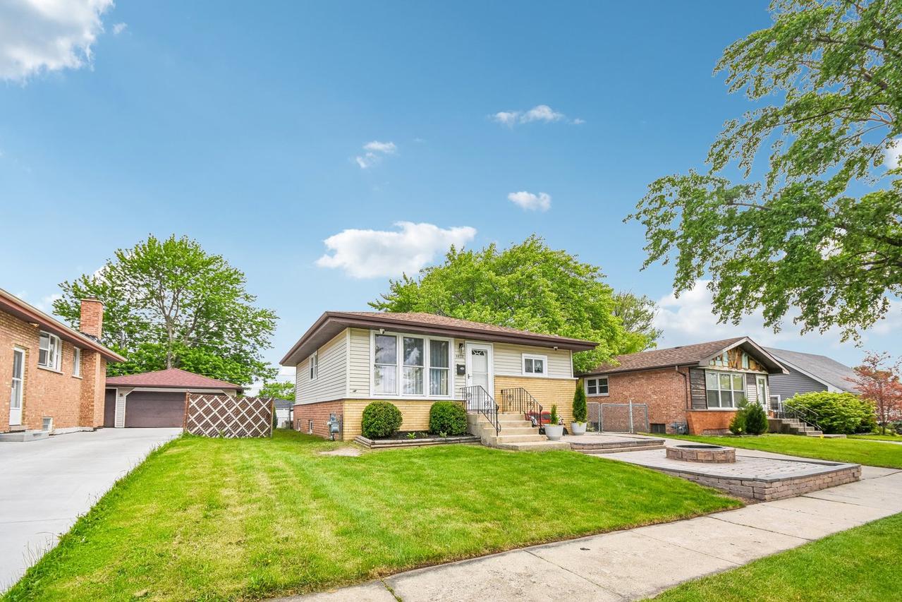 4428 Lisa Ln., Oak Forest, IL 60452