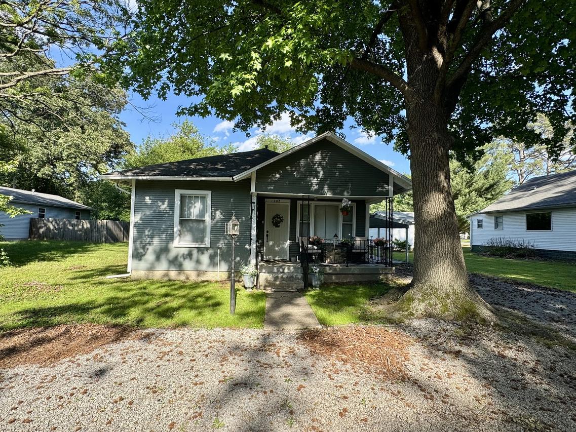 1008 S Commercial St., Benton, IL 62812