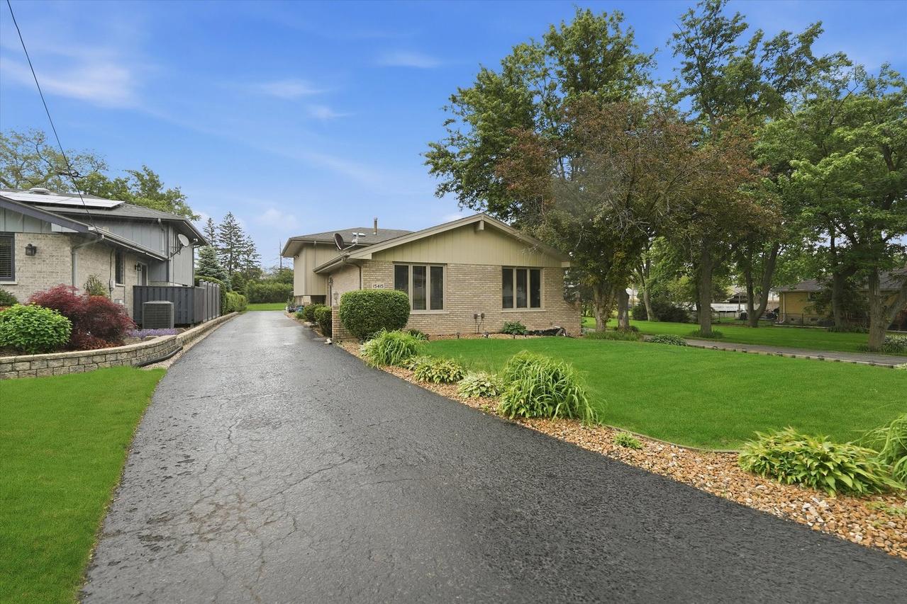 15415 Laramie Ave., Oak Forest, IL 60452