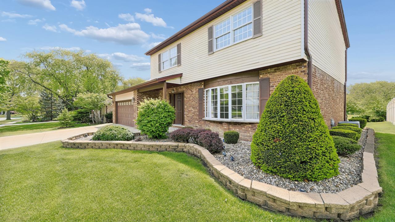 909 W Surrey Rd., Addison, IL 60101