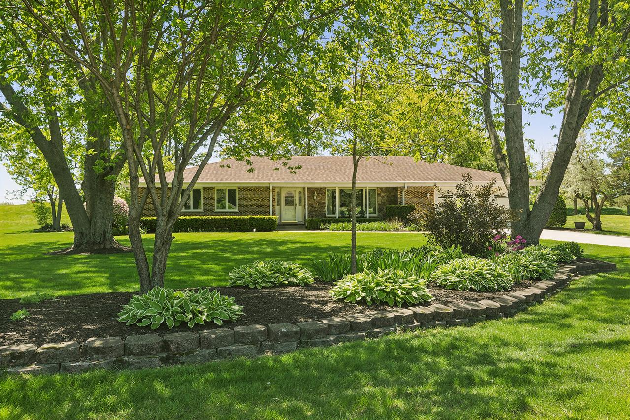 135 Hillcrest Ct., Barrington, IL 60010