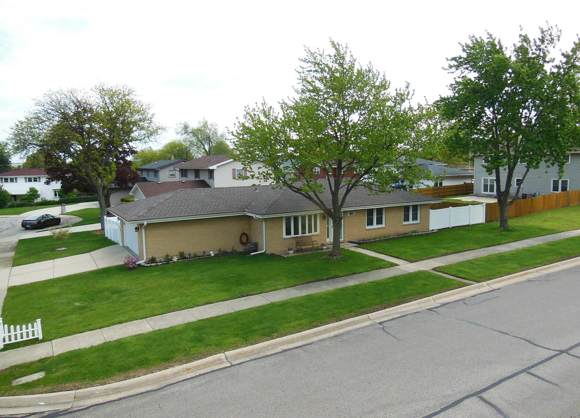 985 Idaho St., Carol Stream, IL 60188