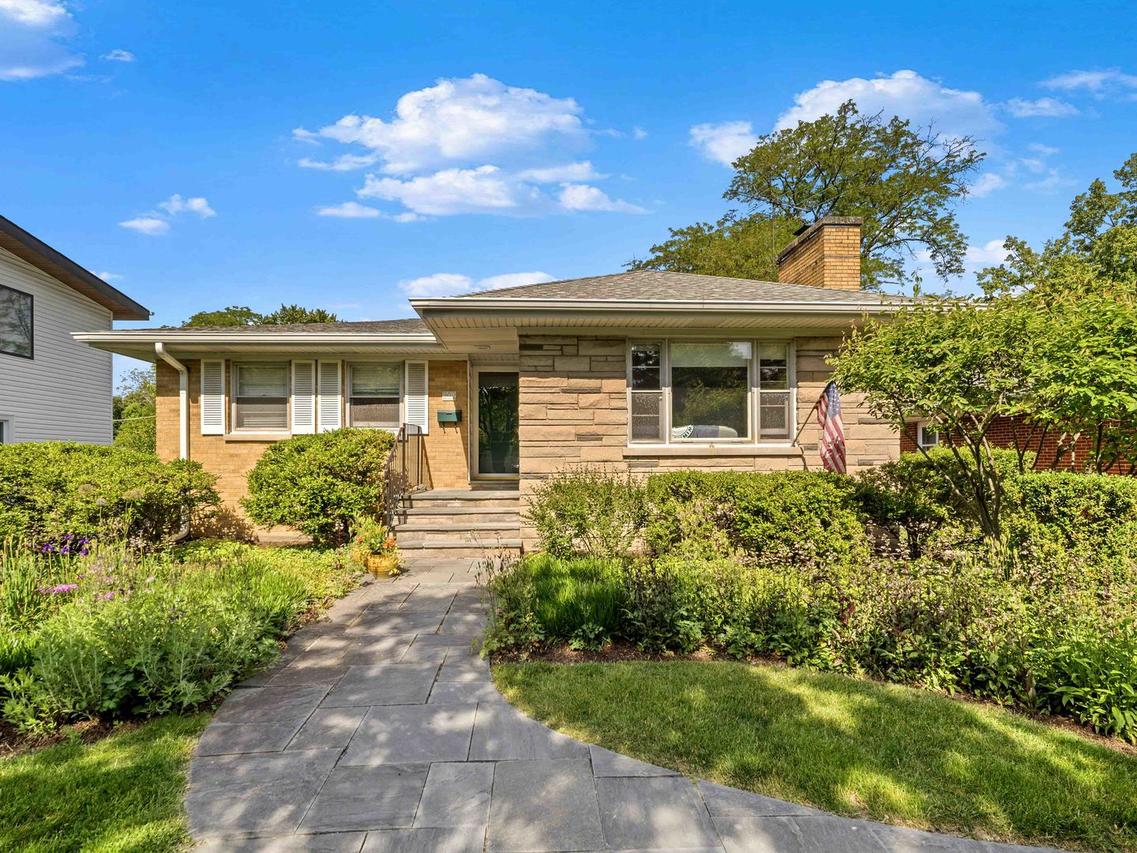 202 Latrobe Ave., Northfield, IL 60093