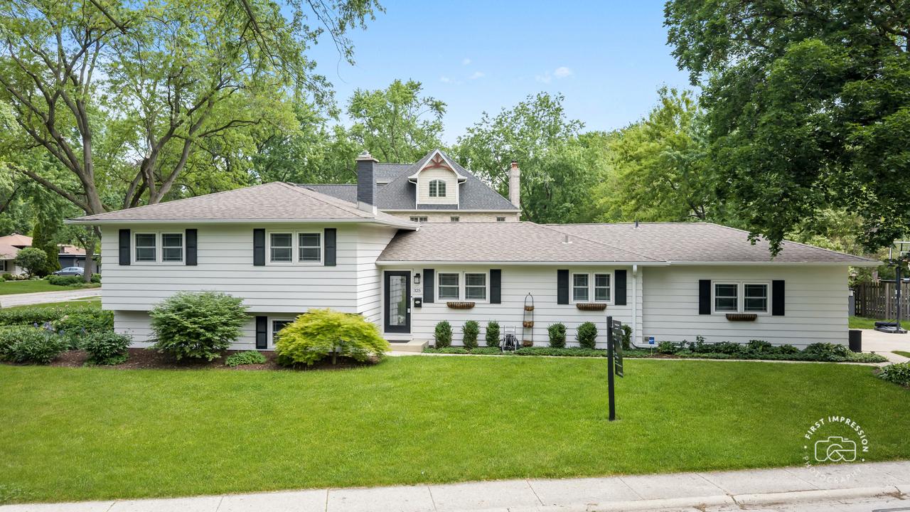 325 Hemlock Ln., Naperville, IL 60540