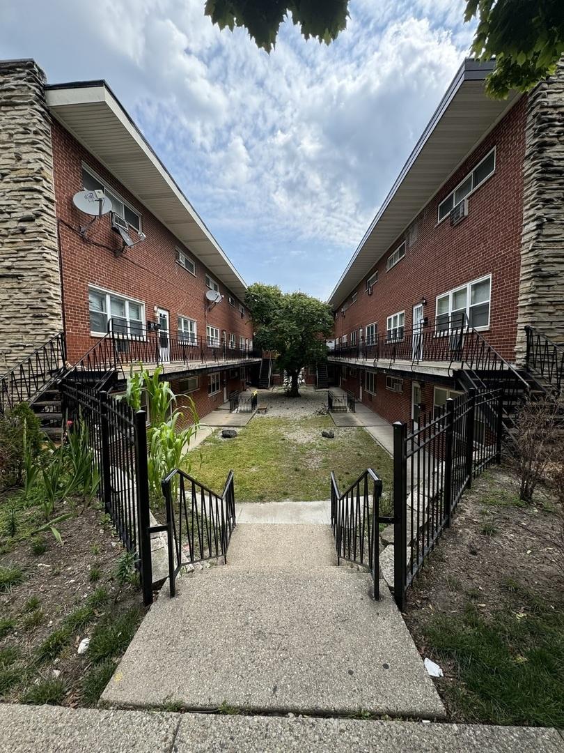 6911 N Ridge Blvd., Chicago, IL 60645