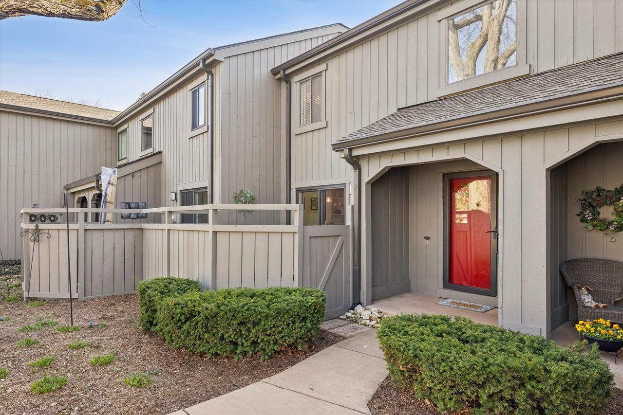 404 Shoreline Rd. #298, Lake Barrington, IL 60010