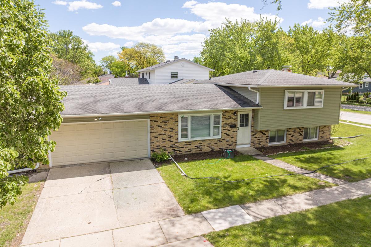 425 Lisa Ln., Streamwood, IL 60107