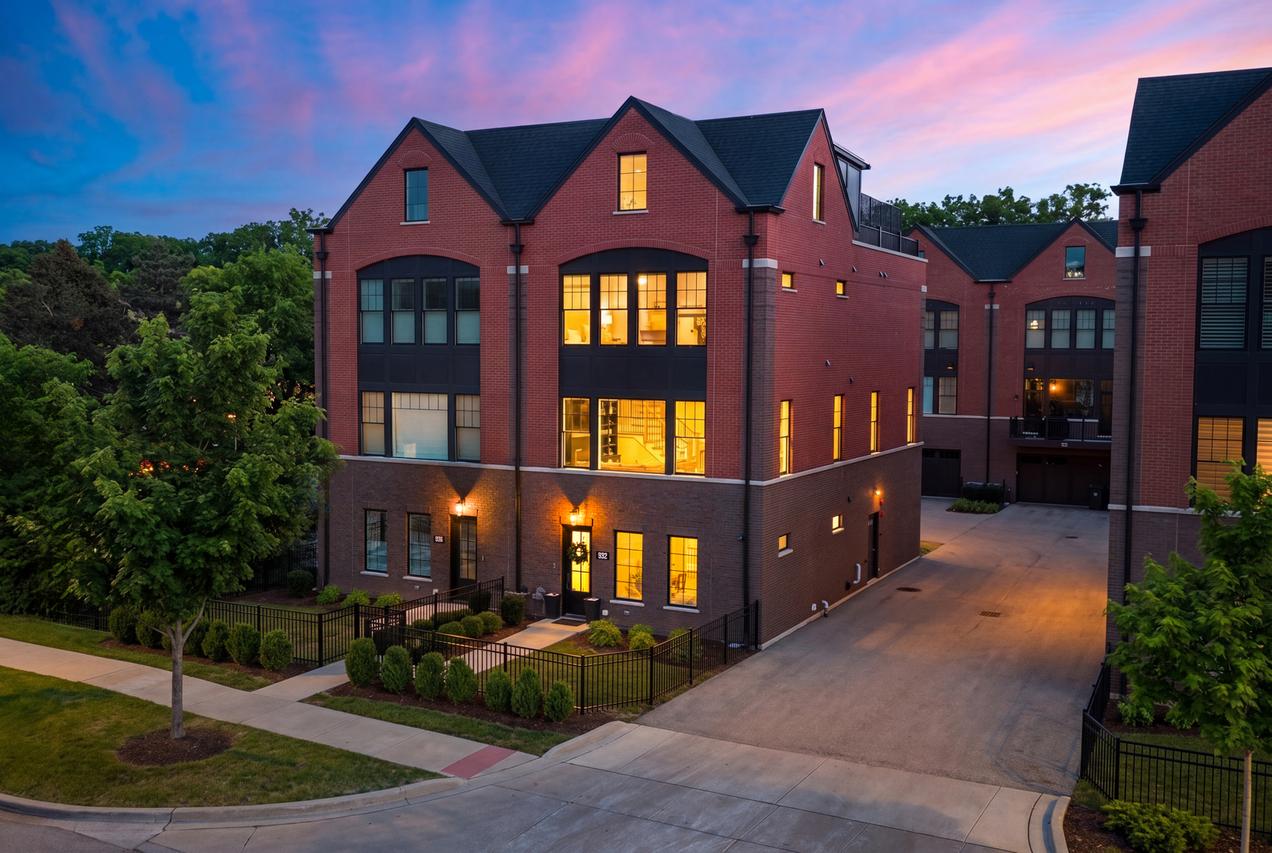 932 E Chicago Ave., Naperville, IL 60540