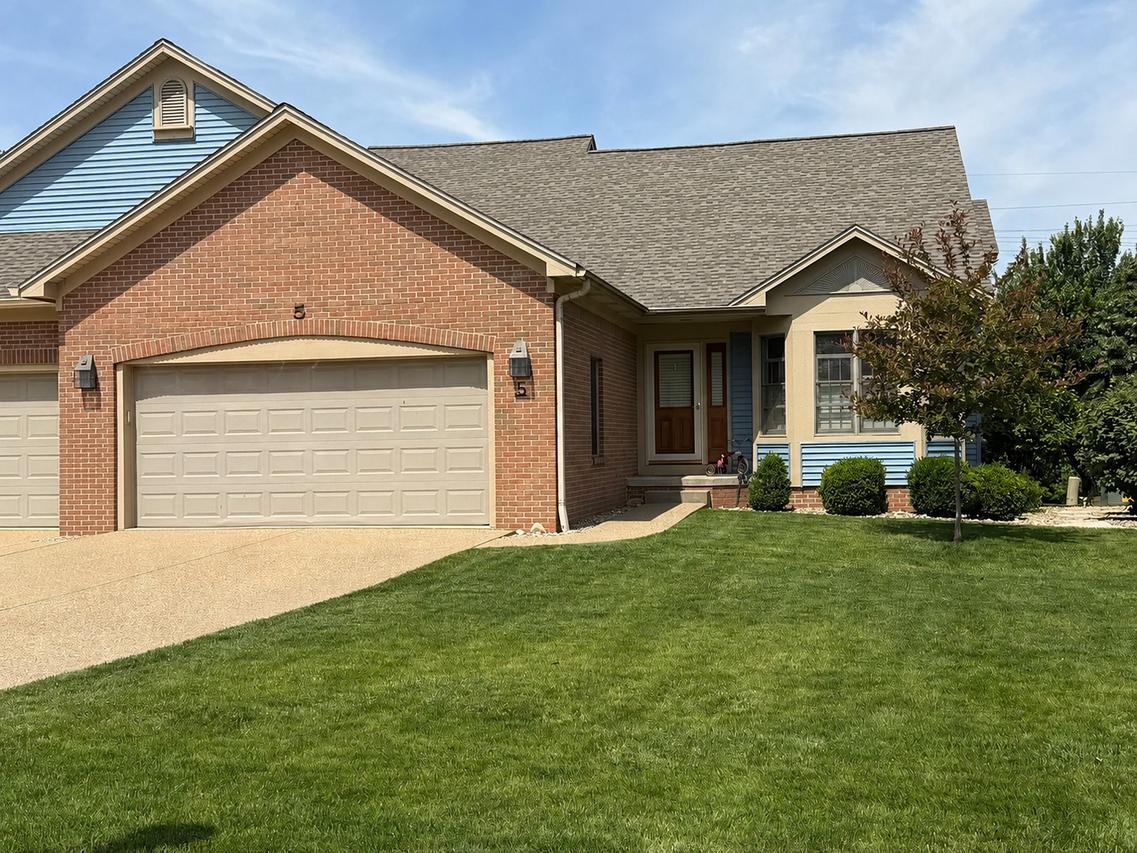 5 Spruce Ct., Bloomington, IL 61704