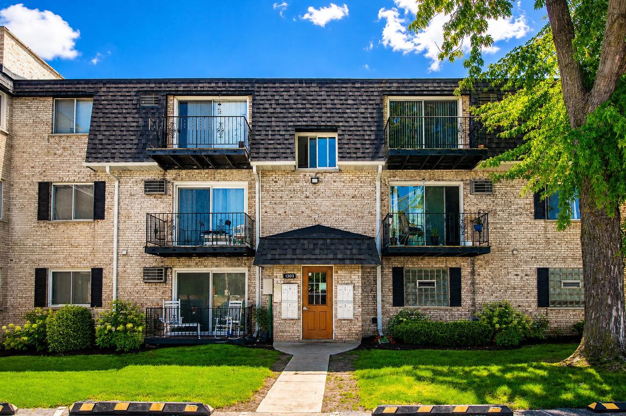 1303 N Baldwin Ct. #2D, Palatine, IL 60074