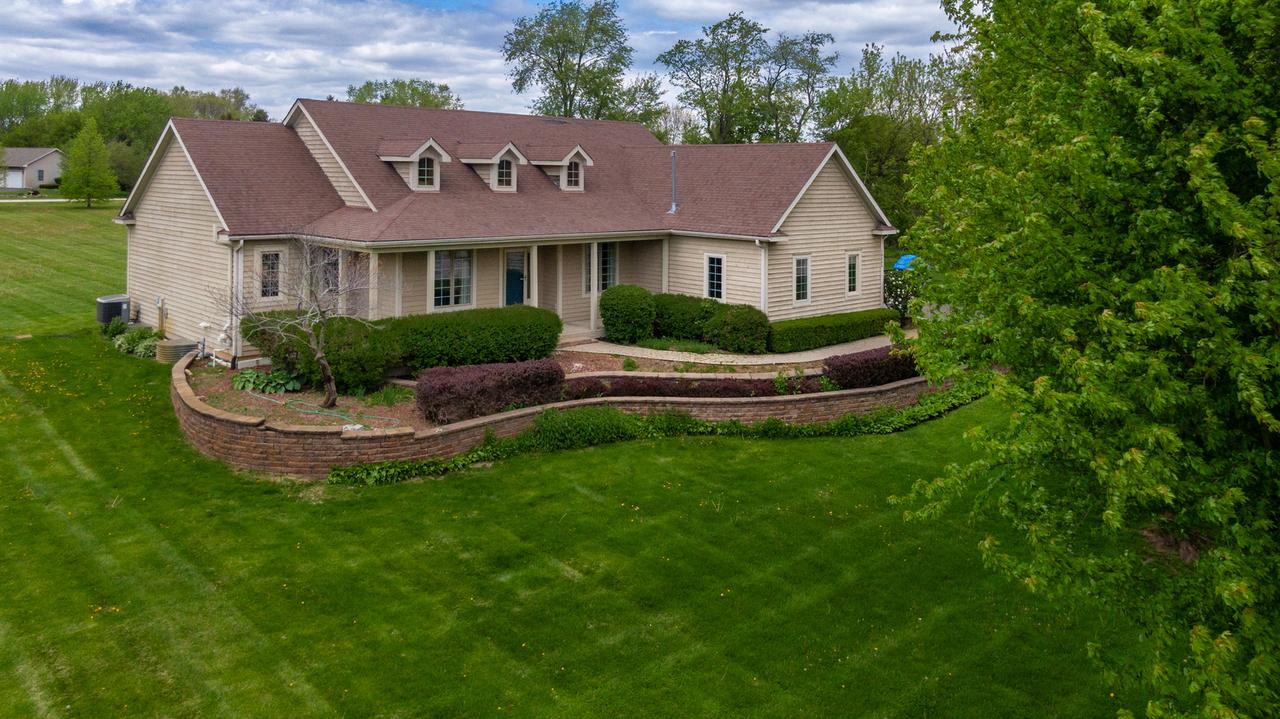 10303 Fox Bluff Ln., Spring Grove, IL 60081