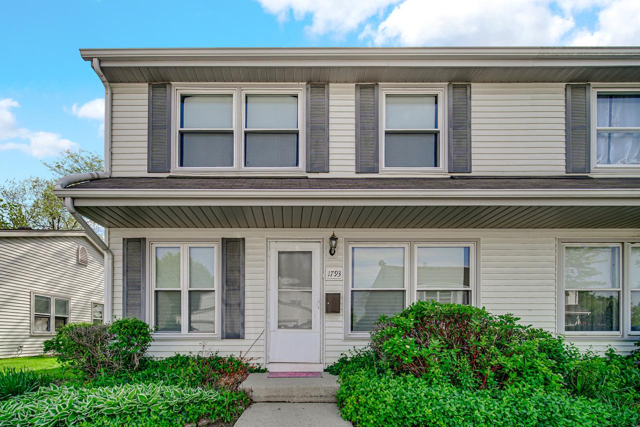 1793 Queensbury Cir., Hoffman Estates, IL 60169