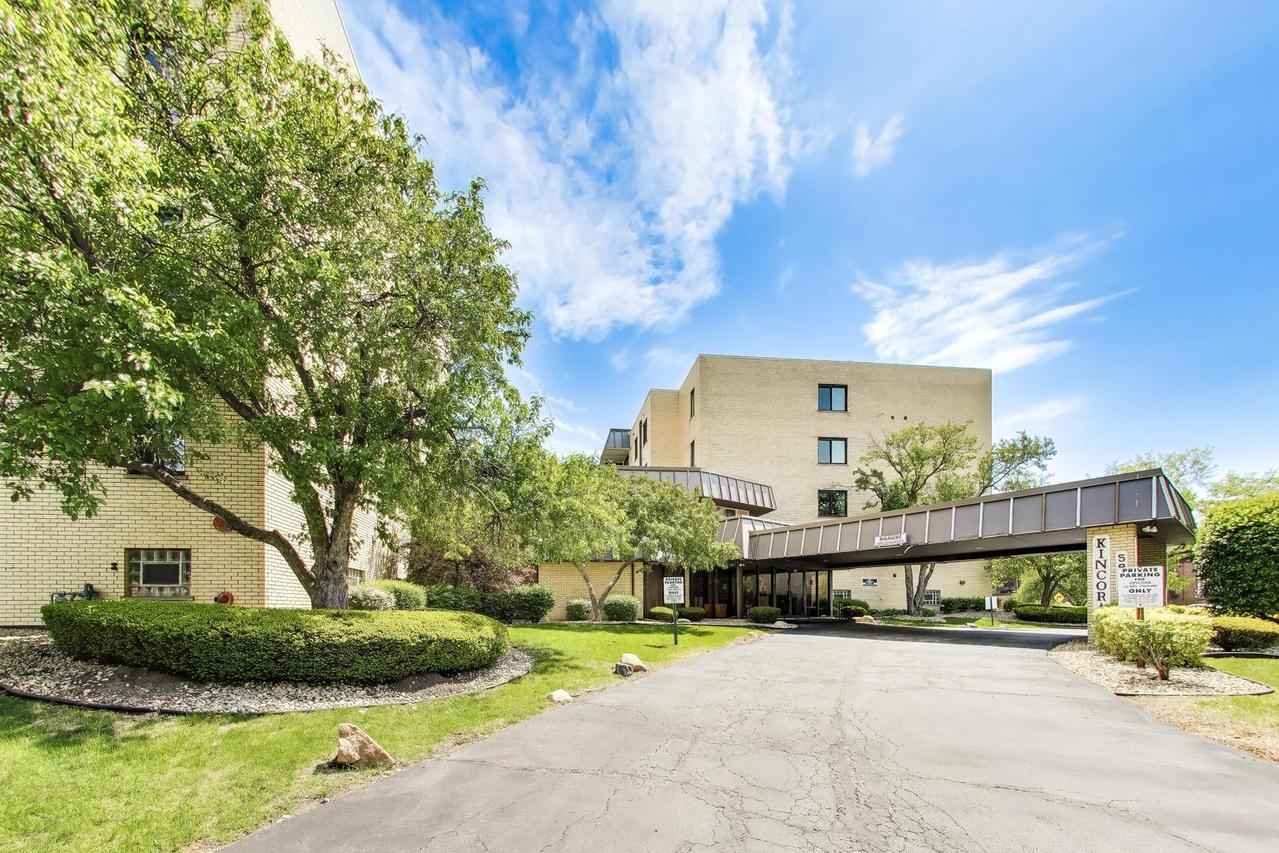 5840 W 104th St. #415, Oak Lawn, IL 60453