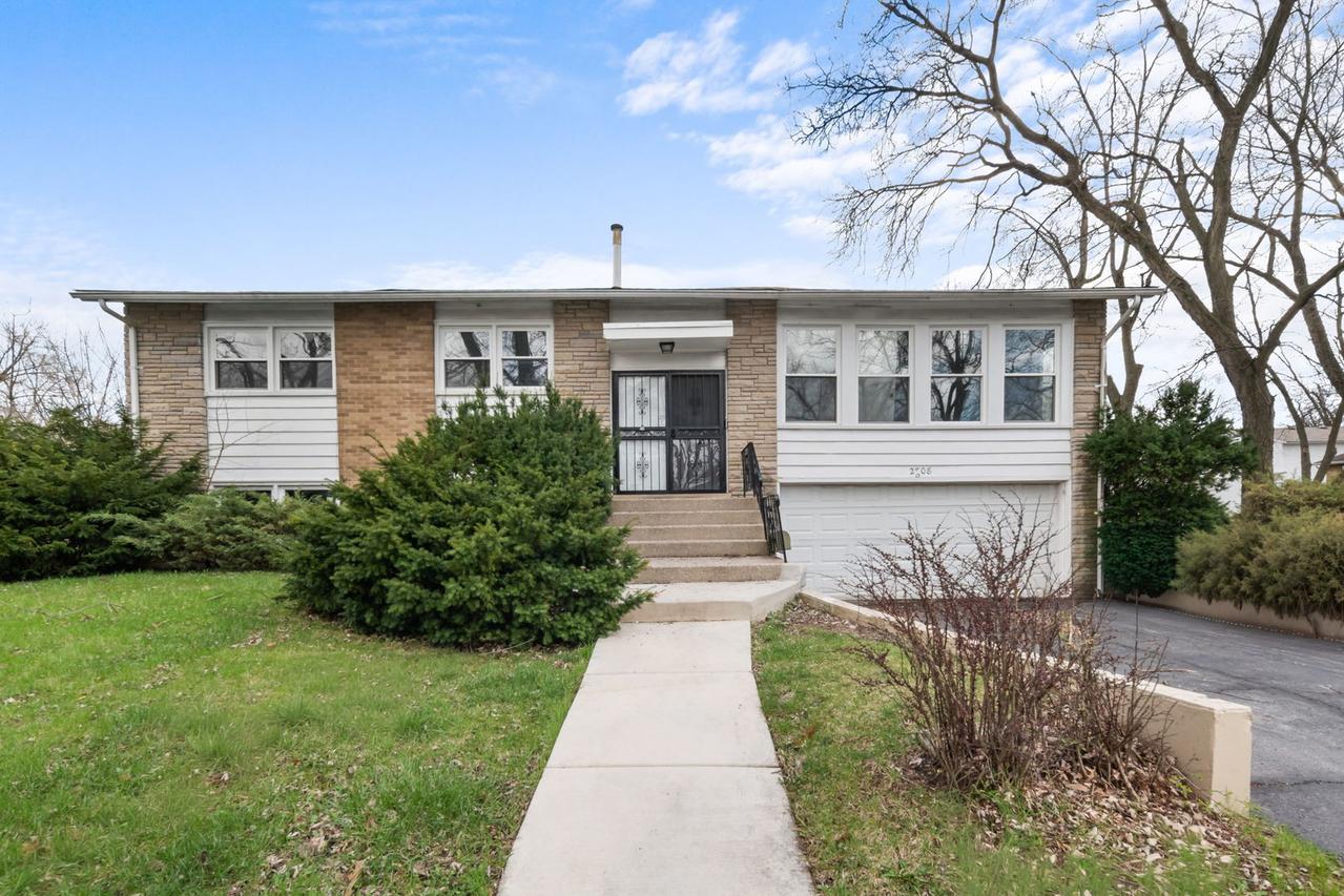2808 Cherrywood Ln., Hazel Crest, IL 60429