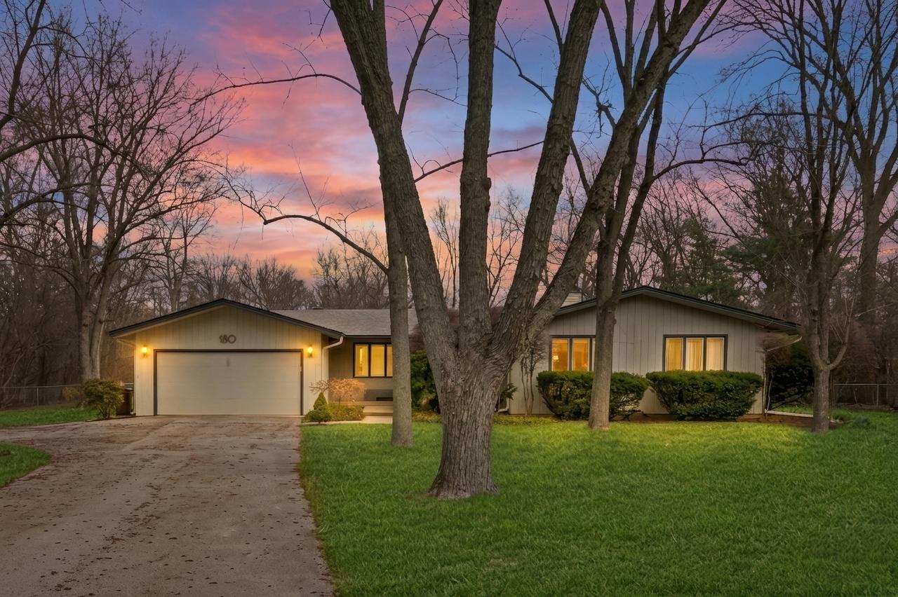 180 Crescent Knoll Dr., Green Oaks, IL 60048