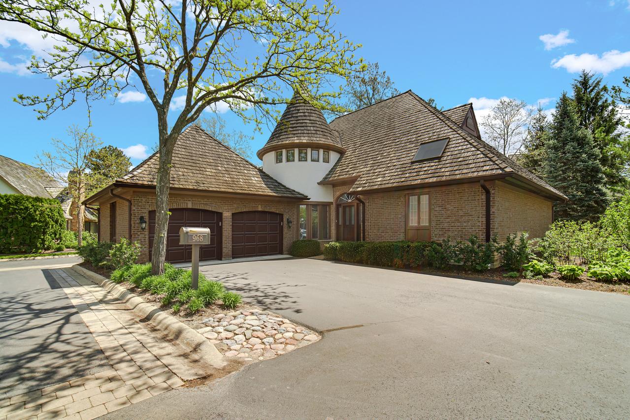 968 Coventry Ln., Highland Park, IL 60035