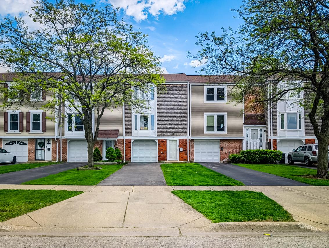 1931 Governors Ln., Hoffman Estates, IL 60169