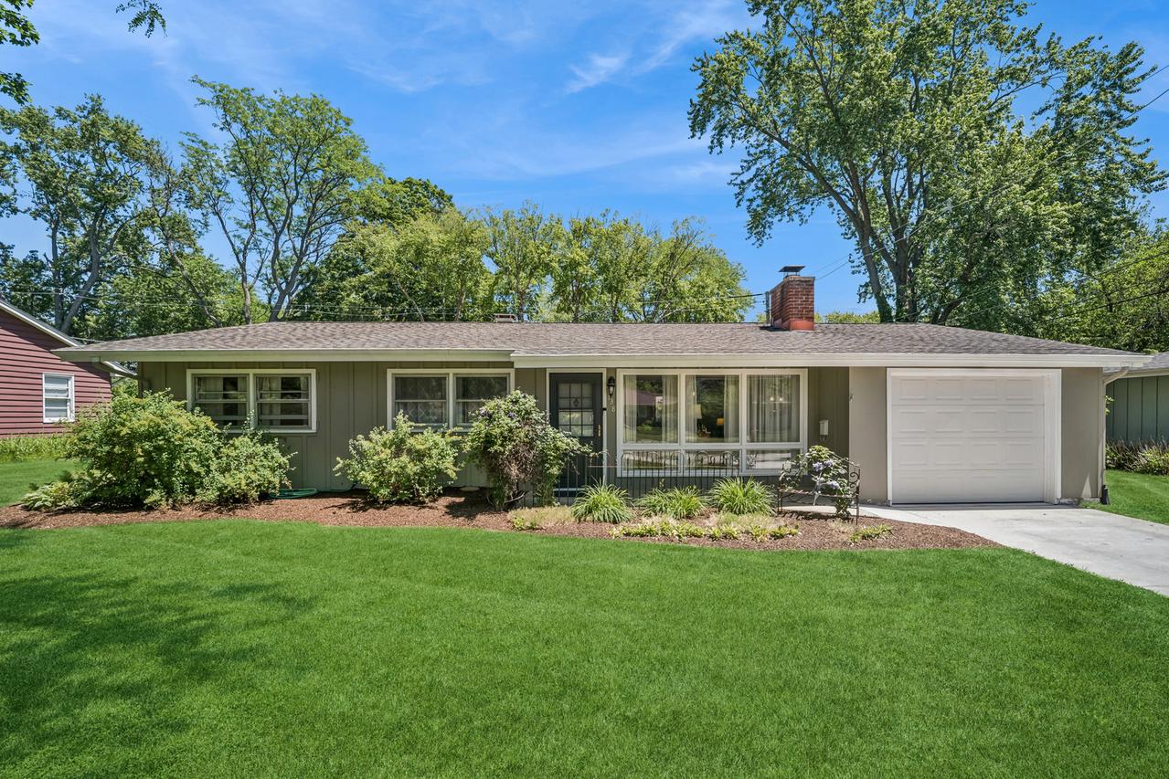 138 Kimberly Rd., East Dundee, IL 60118
