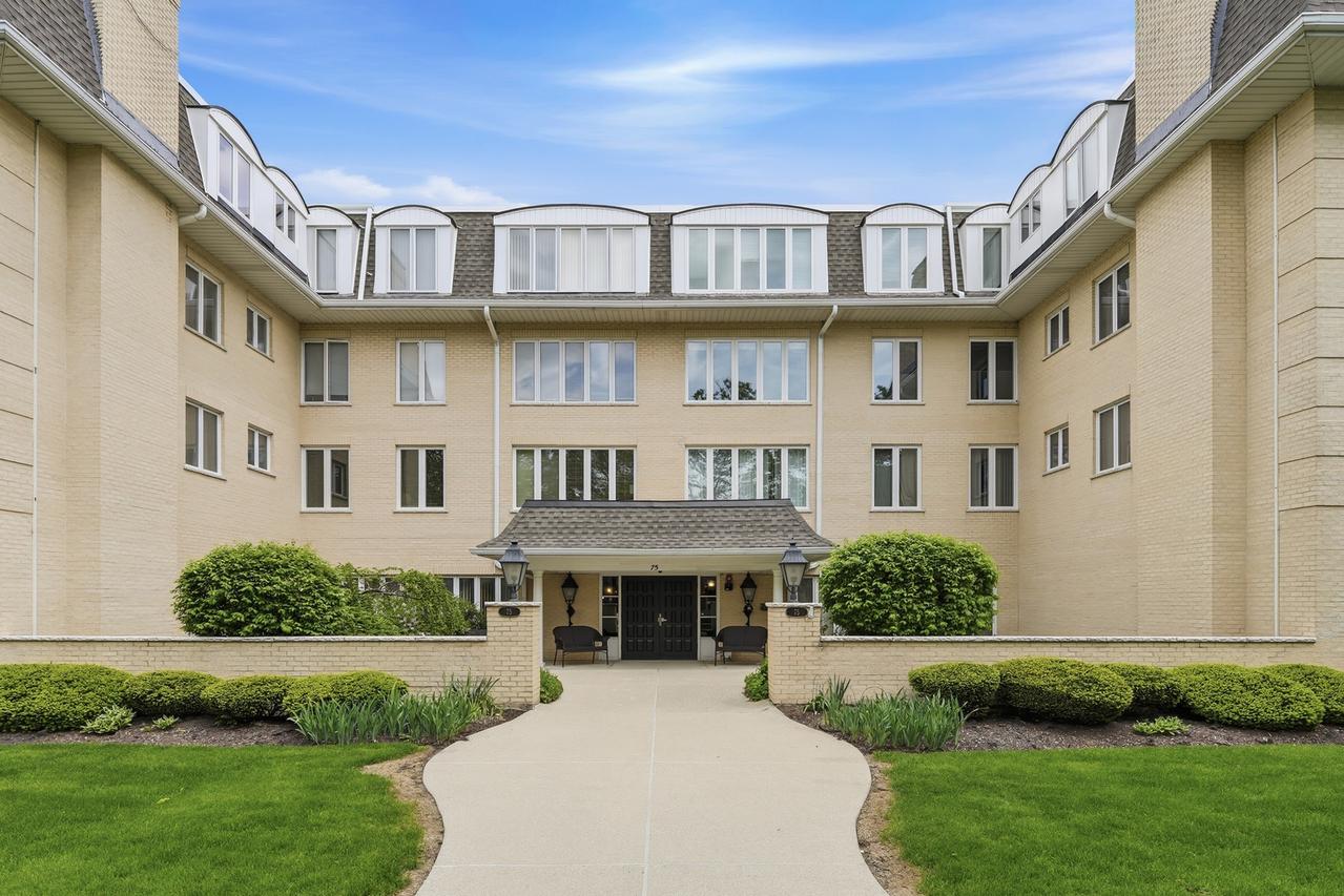 75 6th Ave. #304, La Grange, IL 60525