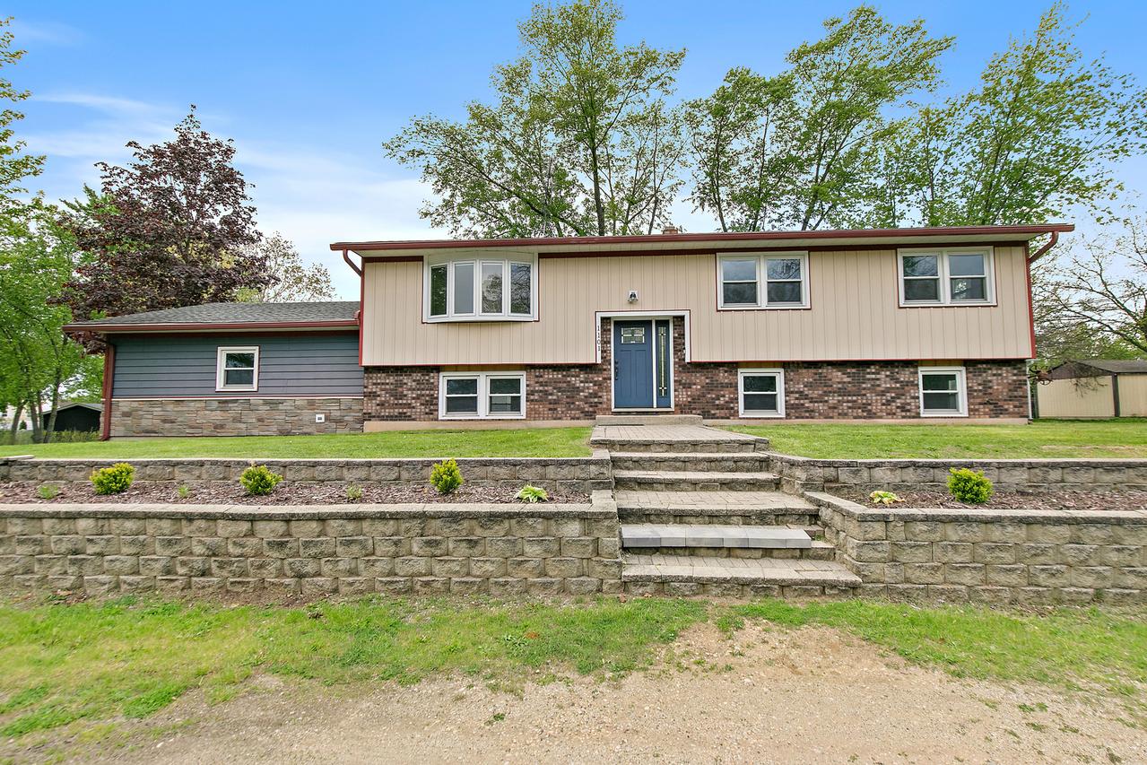 1101 Burr St., Lake In The Hills, IL 60156