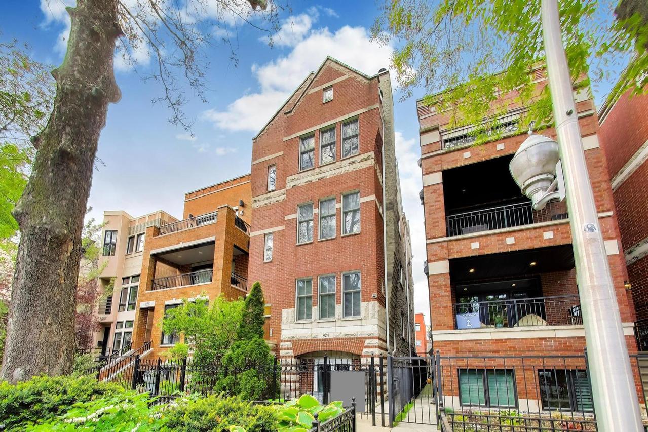 924 W Wolfram St. #1, Chicago, IL 60657