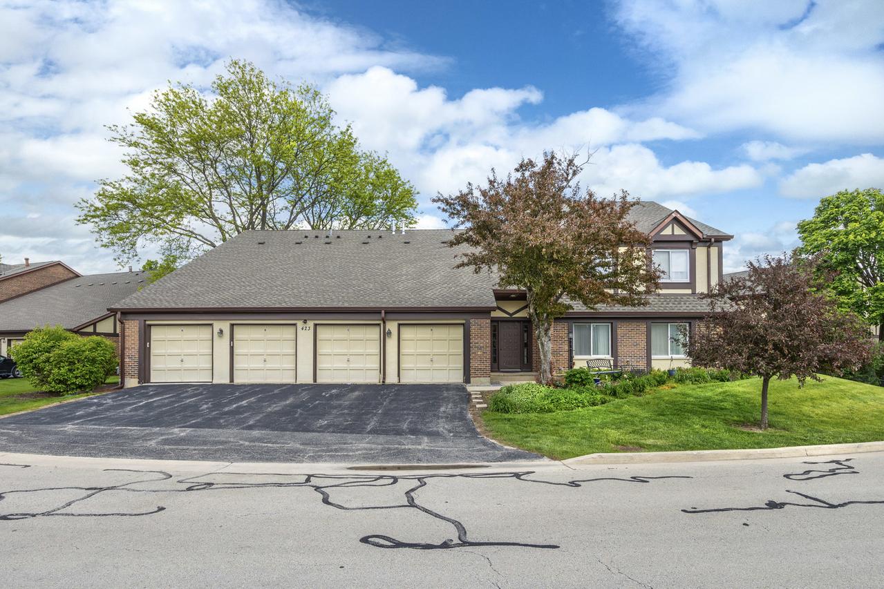 423 Ramblewood Dr. #D, Glen Ellyn, IL 60137