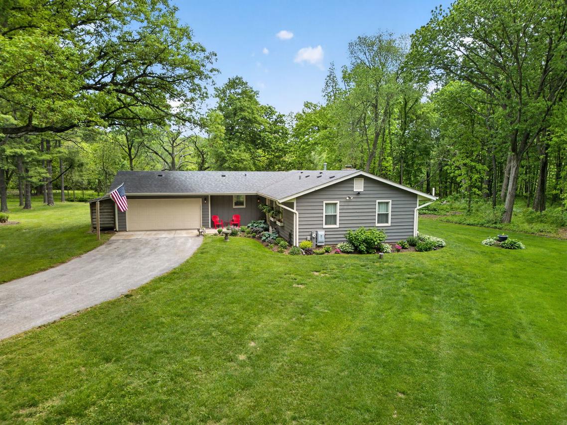 43W239 Hazelwood Tr., St. Charles, IL 60175