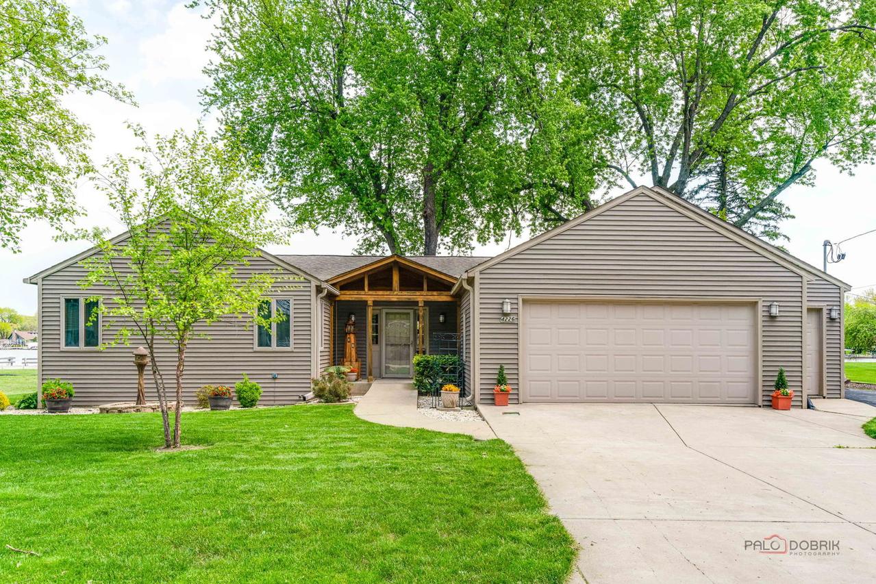 4226 N Riverdale Dr., Mchenry, IL 60051