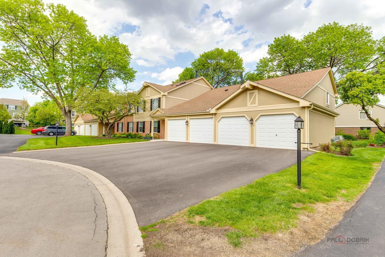 136 Wolcott Ct. #O2, Schaumburg, IL 60193