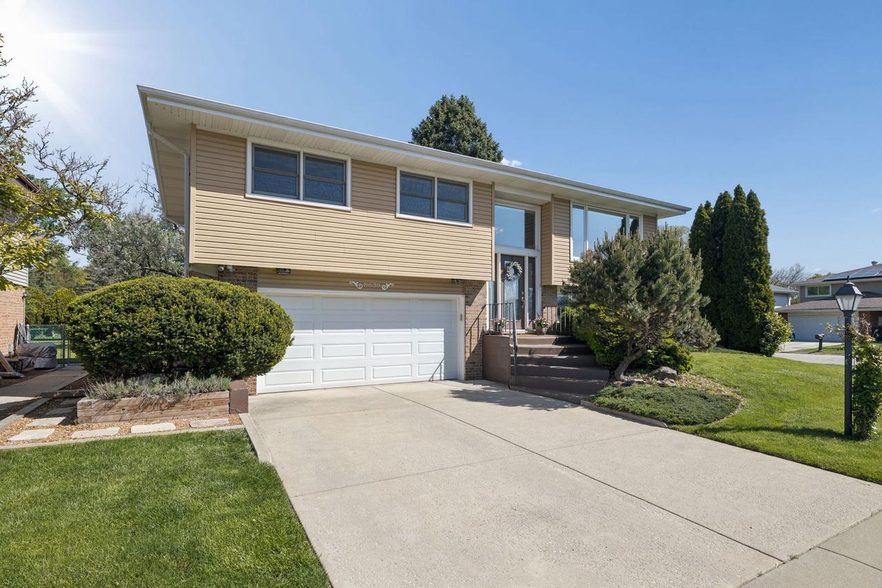 8638 W Sun Valley Dr., Palos Hills, IL 60465