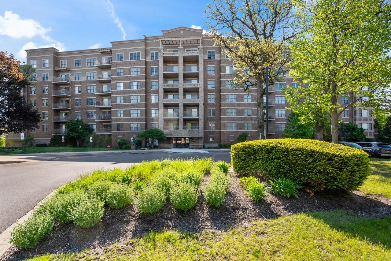 125 Lakeview Dr. #301, Bloomingdale, IL 60108