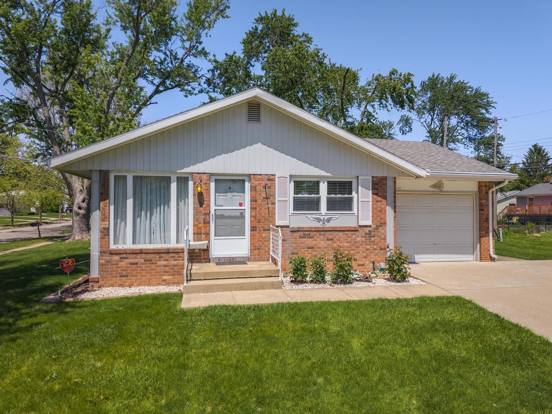 1902 Arrowhead Dr., Bloomington, IL 61704